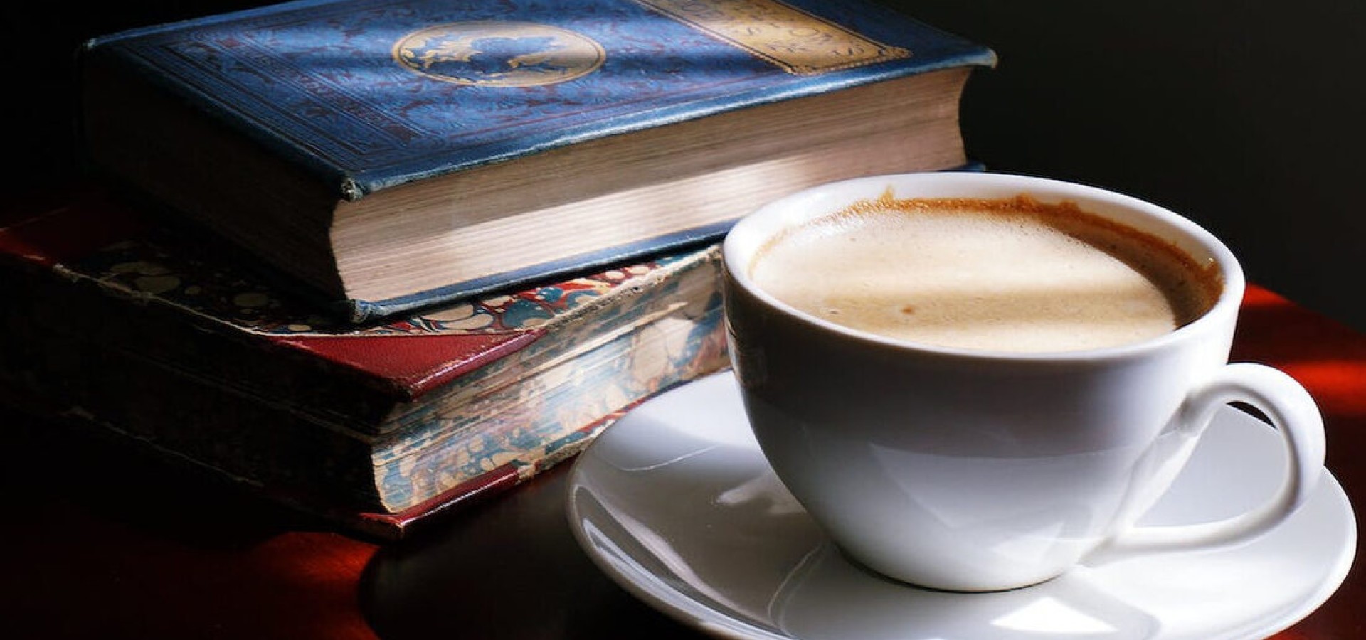 4 καφέ-βιβλιοπωλεία που μας εμπνέουν για διάβασμα και καφέ